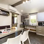 אתר קמפינג Camping Lou Pignada ***** מסאנז'