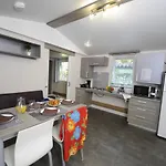 Camping Lou Pignada ***** אתר קמפינג