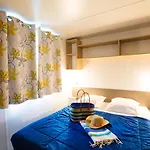 אתר קמפינג Camping Lou Pignada ***** מסאנז'