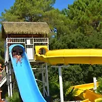 Camping Lou Pignada ***** אתר קמפינג