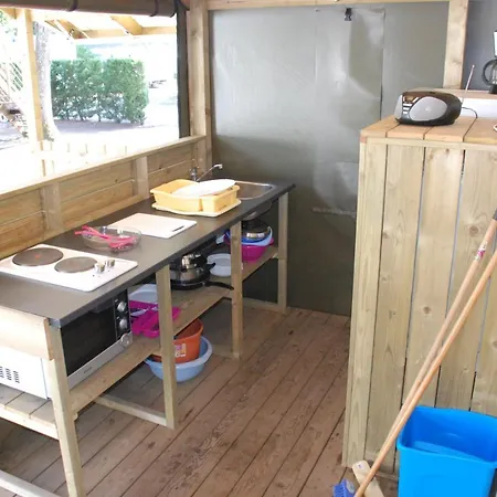 Camping Lou Pignada ***** مكان تخييم ميسانج
